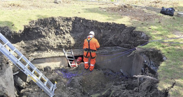 Na Černém Mostě se propadla půda, o protiatomový kryt ale nešlo.