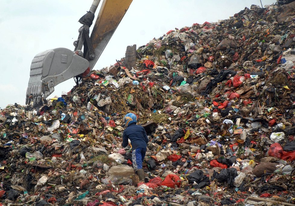 Život na hromadě odpadků: Obří skládka Bantargebang v Indonésii je domovem pro tisíce lidí, někteří se tu i narodili.