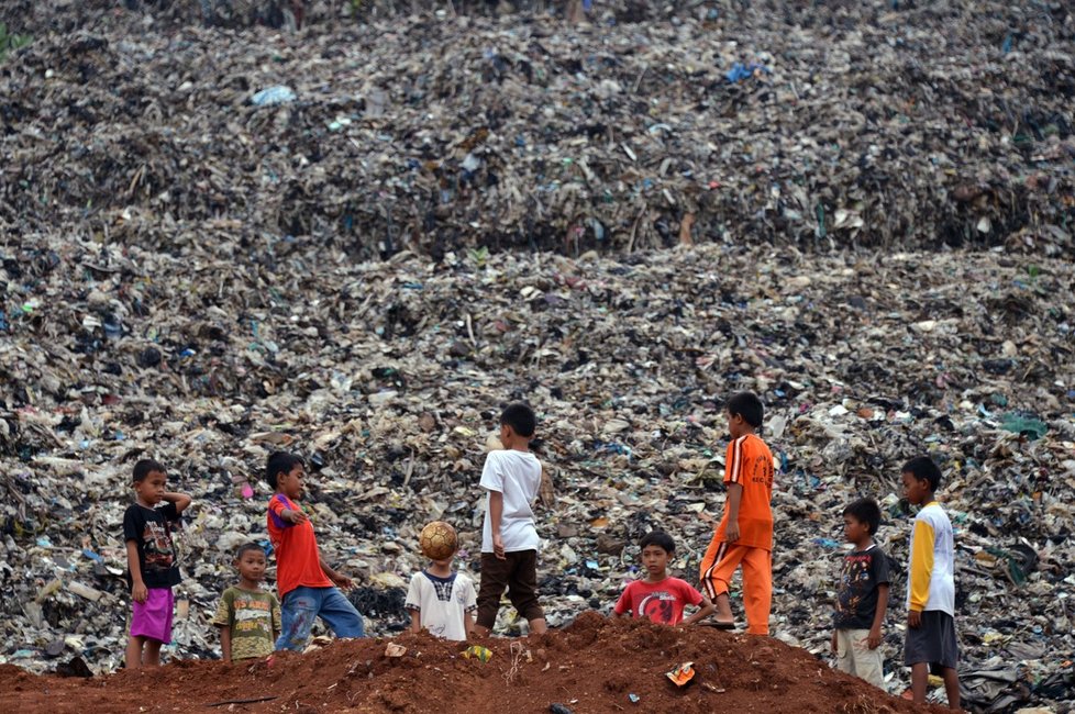 Život na hromadě odpadků: Obří skládka Bantargebang v Indonésii je domovem pro tisíce lidí, někteří se tu i narodili.