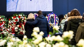 Lidé ve Švýcarsku uctili památku obětí ničivého požáru baru Constellation ve středisku Crans-Montana.