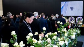 Lidé ve Švýcarsku uctili památku obětí ničivého požáru baru Constellation ve středisku Crans-Montana.