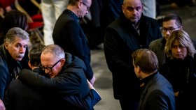 Lidé ve Švýcarsku uctili památku obětí ničivého požáru baru Constellation ve středisku Crans-Montana.