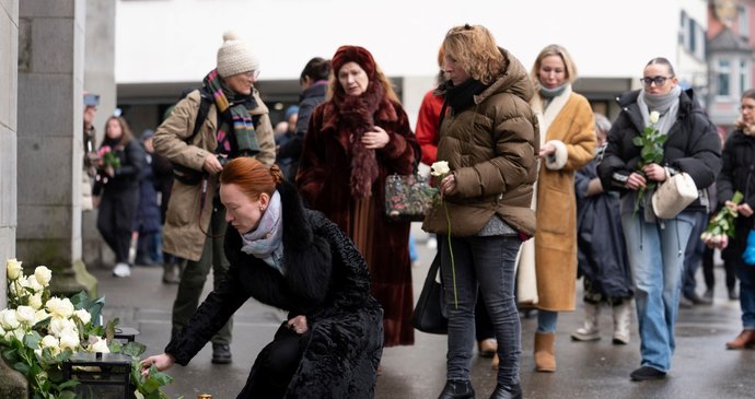 Lidé ve Švýcarsku uctili památku obětí ničivého požáru baru Constellation ve středisku Crans-Montana.