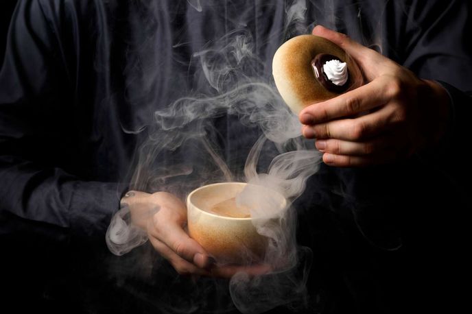 Drinkem Satrunin odkazuje bar Forbína na „koblihovou“ teorii doktora Vlacha, jedné z postav dramatu, před hosta proto přichází v porcelánové nádobě ve tvaru koblihy. Drinkem Satrunin odkazuje bar Forbína na „koblihovou“ teorii doktora Vlacha, jedné z postav dramatu, před hosta proto přichází v porcelánové nádobě ve tvaru koblihy.