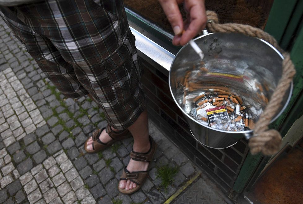 Polovina restaurací nedovoluje ani elektronické cigarety