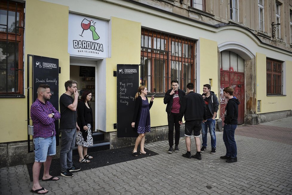 Prostor před libereckým barem Barovna se zaplnil vyhnanými kuřáky.