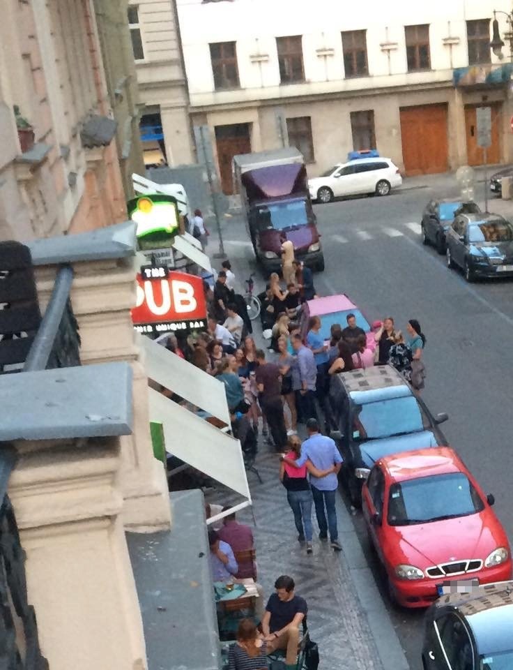 V pražské Veleslavínově ulici si kuřáci před barem The Pub rovnou ustlali na chodníku.