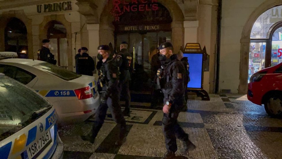 Policisté v noci na sobotu odhalili párty v otevřeném baru na Staroměstském náměstí. Uvnitř našli 40 lidí i několik sáčků s kokainem.
