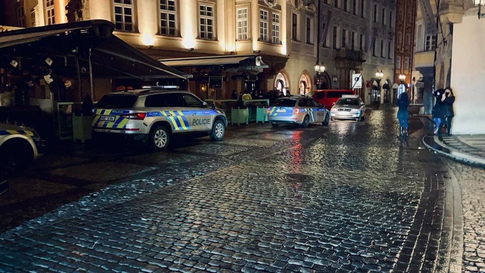 Policisté v noci na sobotu odhalili párty v otevřeném baru na Staroměstském náměstí. Uvnitř našli 40 lidí i několik sáčků s kokainem.