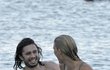 Troška osahávačky v moři: Modelka Bar Refaeli se svým novým milencem, mimochodem olympijským vítězem