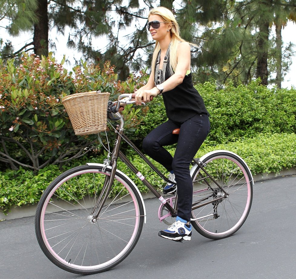Paris Hilton na kole