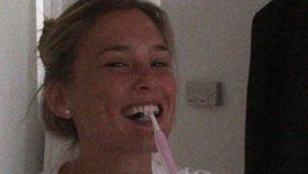Kráska Refaeli, jak ji neznáte: Nenalíčená a s kartáčkem na zuby