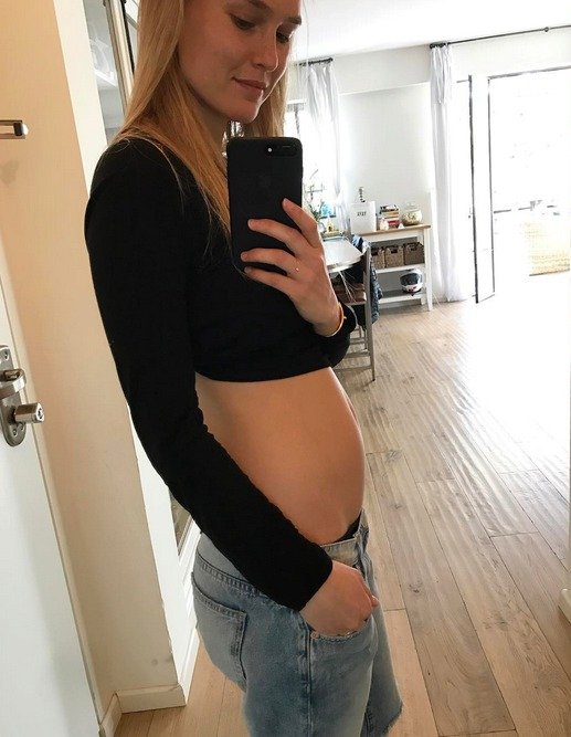Bar Refaeli je těhotná.