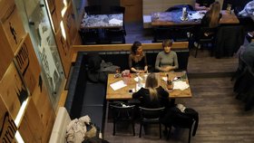 Koronavirus v Česku a nová pravidla: Restaurace musí zavřít v osm večer. A platí i zákaz konzumace alkoholu na veřejnosti (9.12.2020)
