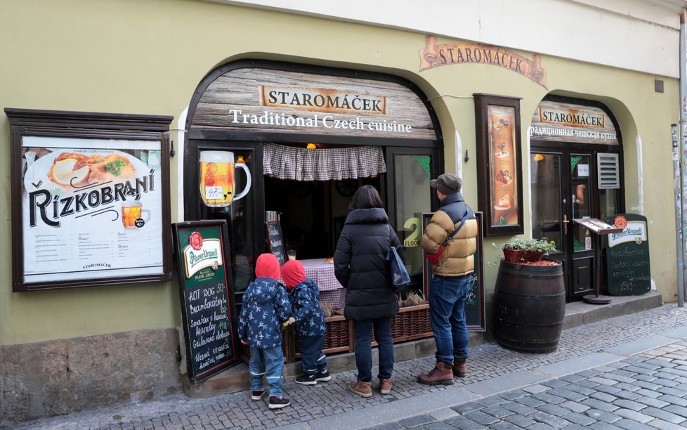 Koronavirus v Česku a nová pravidla: Restaurace musí zavřít v osm večer. A platí i zákaz konzumace alkoholu na veřejnosti (9. 12. 2020).