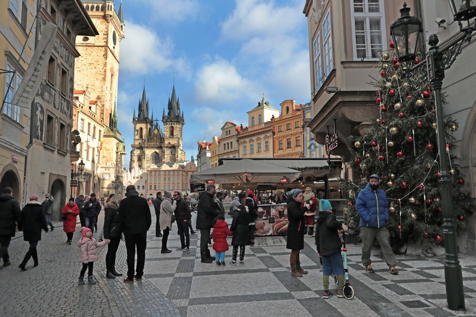 Koronavirus v Česku a nová pravidla: Restaurace musí zavřít v osm večer. A platí i zákaz konzumace alkoholu na veřejnosti (9. 12. 2020).