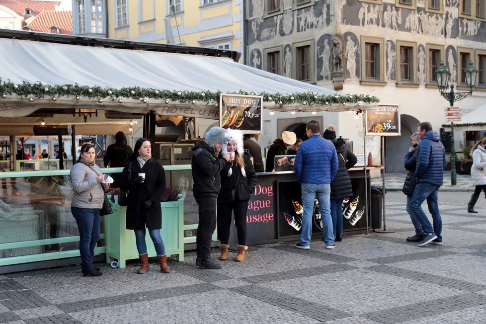 Koronavirus v Česku a nová pravidla: Restaurace musí zavřít v osm večer. A platí i zákaz konzumace alkoholu na veřejnosti (9. 12. 2020).