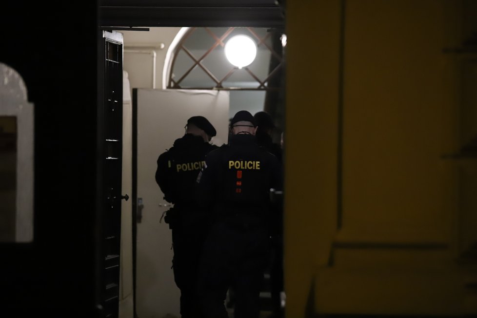 V Zborovské ulici na pražském Smíchově byl otevřený bar. Policisté ztotožnila uvnitř majitele a 20 lidí, dalších 7 osob chtěli utéct. (13. března 2021)