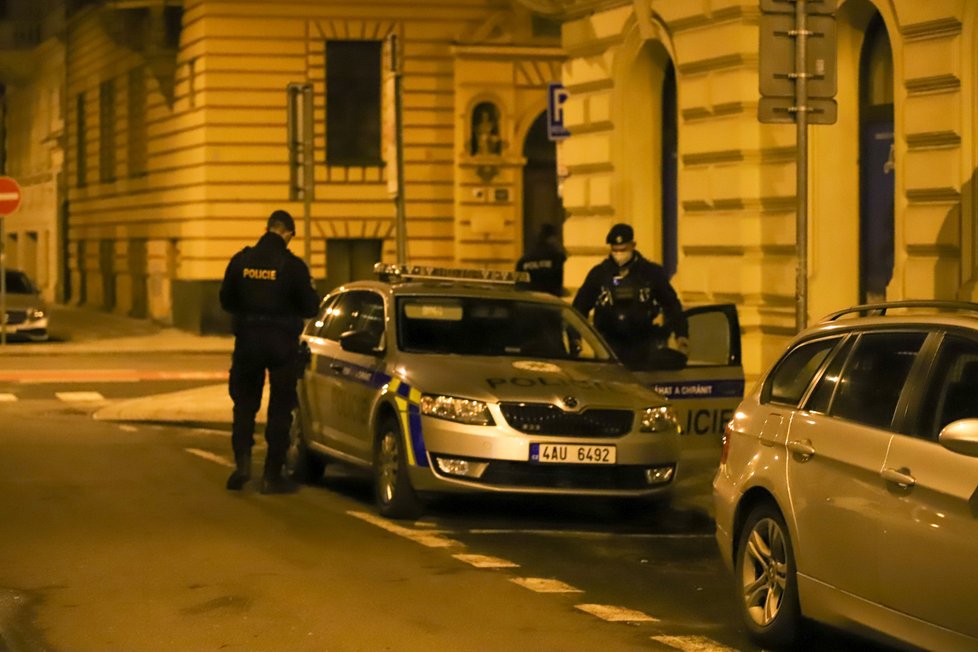 V Zborovské ulici na pražském Smíchově byl otevřený bar. Policisté ztotožnila uvnitř majitele a 20 lidí, dalších 7 osob chtěli utéct. (13. března 2021)