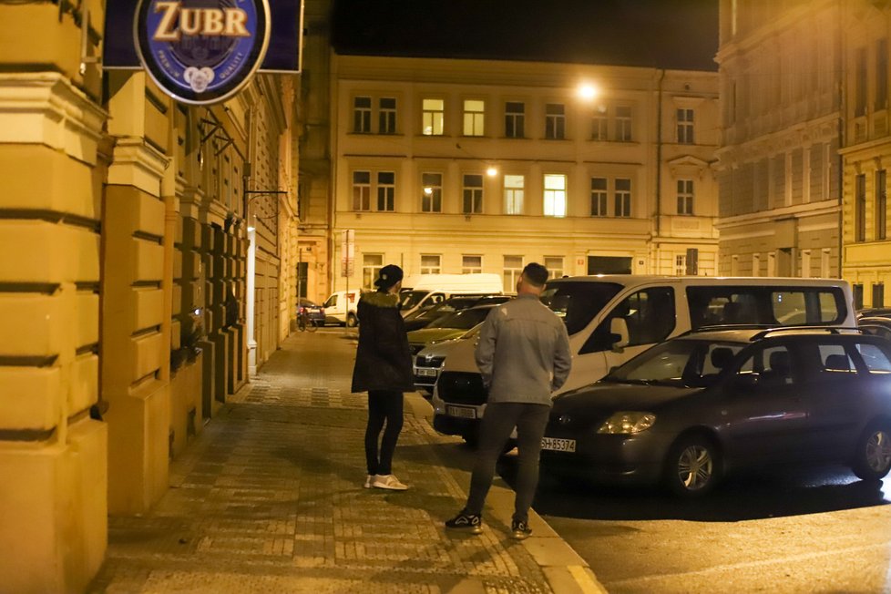 V Zborovské ulici na pražském Smíchově byl otevřený bar. Policisté ztotožnila uvnitř majitele a 20 lidí, dalších 7 osob chtěli utéct. (13. března 2021)