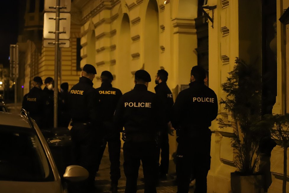 V Zborovské ulici na pražském Smíchově byl otevřený bar. Policisté ztotožnila uvnitř majitele a 20 lidí, dalších 7 osob chtěli utéct. (13. března 2021)