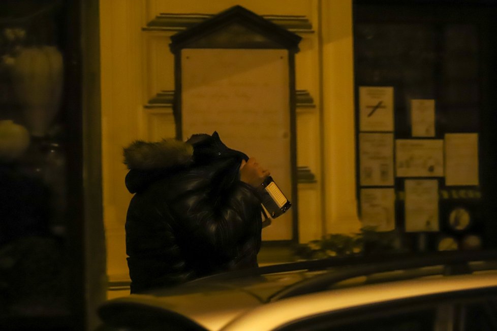 V Zborovské ulici na pražském Smíchově byl otevřený bar. Policisté ztotožnila uvnitř majitele a 20 lidí, dalších 7 osob chtěli utéct. (13. března 2021)