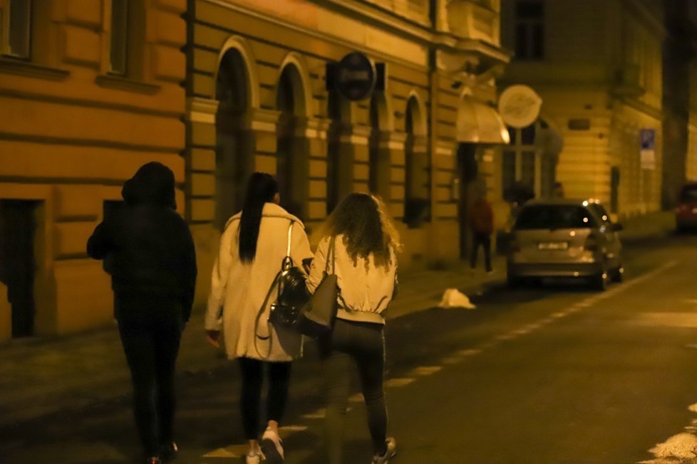 V Zborovské ulici na pražském Smíchově byl otevřený bar. Policisté ztotožnila uvnitř majitele a 20 lidí, dalších 7 osob chtěli utéct. (13. března 2021)