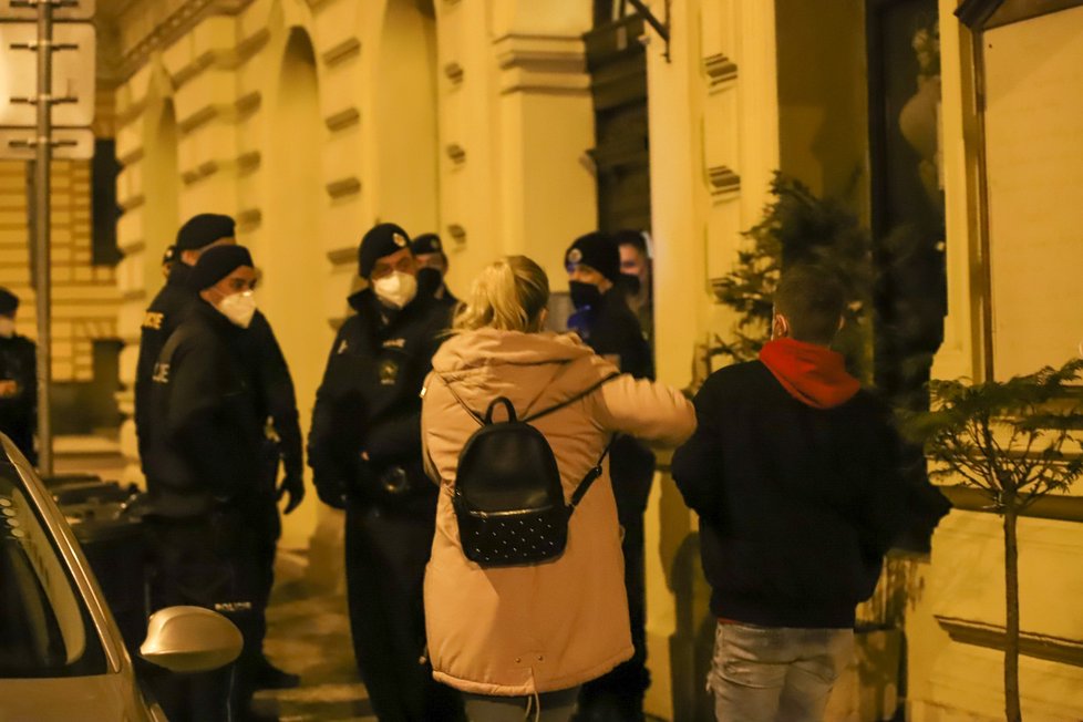 V Zborovské ulici na pražském Smíchově byl otevřený bar. Policisté ztotožnila uvnitř majitele a 20 lidí, dalších 7 osob chtěli utéct. (13. března 2021)