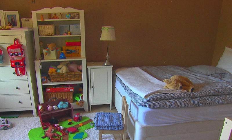 Ložnice je zároveň i dětským pokojem. Tedík ale umí hračky roztahat po celém bytě.