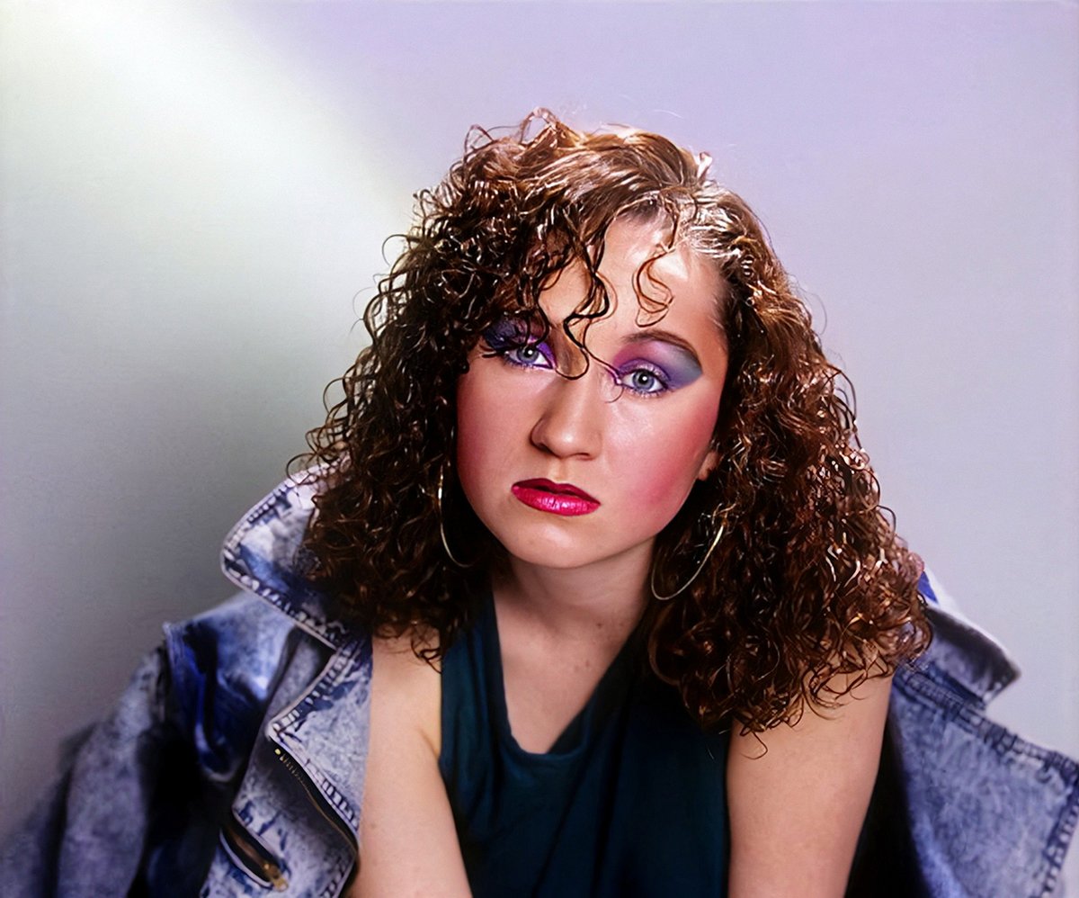 V 80. letech vydala Bára Basiková svou první desku Doba ledová s hity jako např. „Dívčí válka“, „Už se za zlým jejím stínem“ nebo „Doba ledová“. Brzy poté dvojalbum skupiny Stromboli Michala Pavlíčka s hitem „Villa Ada“. První sólové album s názvem Bára Basiková jí vyšlo v roce 1991.
