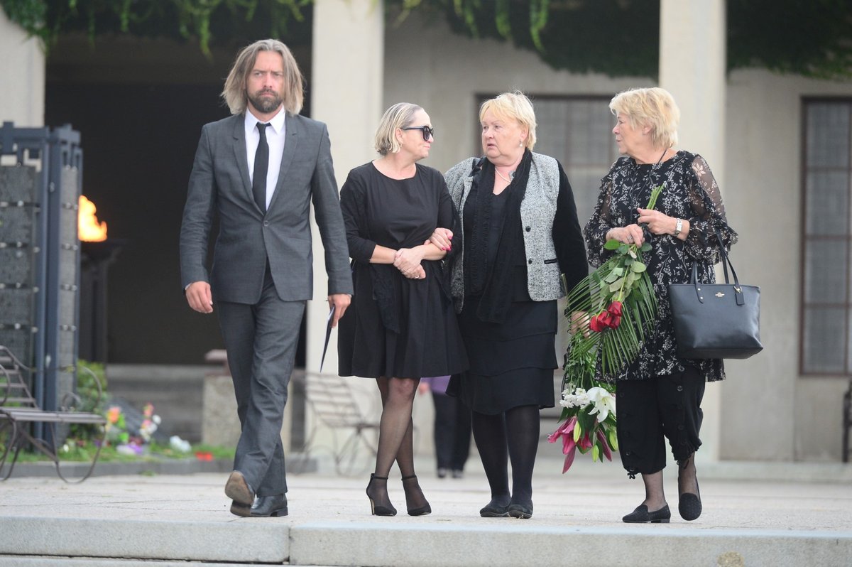 Utajený pohřeb maminky Báry Basikové.