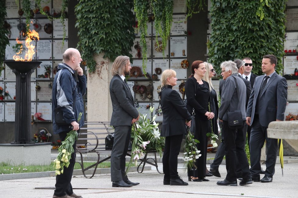 Utajený pohřeb maminky Báry Basikové