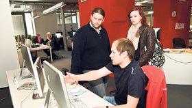 Prostory, kde vzniká deník Blesk, provedl oslavenkyni Báru Skuhrovskou (20) zástupce šéfredaktora Jan Kábrt (vlevo)