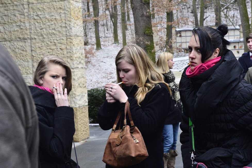 Rozrušení z pohřbu pomohla zahnat cigareta.