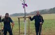 Bára Jánová a Ladislav Ondřej zasadili strom Bára Jánová a Ladislav Ondřej zasadili strom