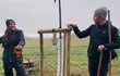 Bára Jánová a Ladislav Ondřej zasadili strom Bára Jánová a Ladislav Ondřej zasadili strom