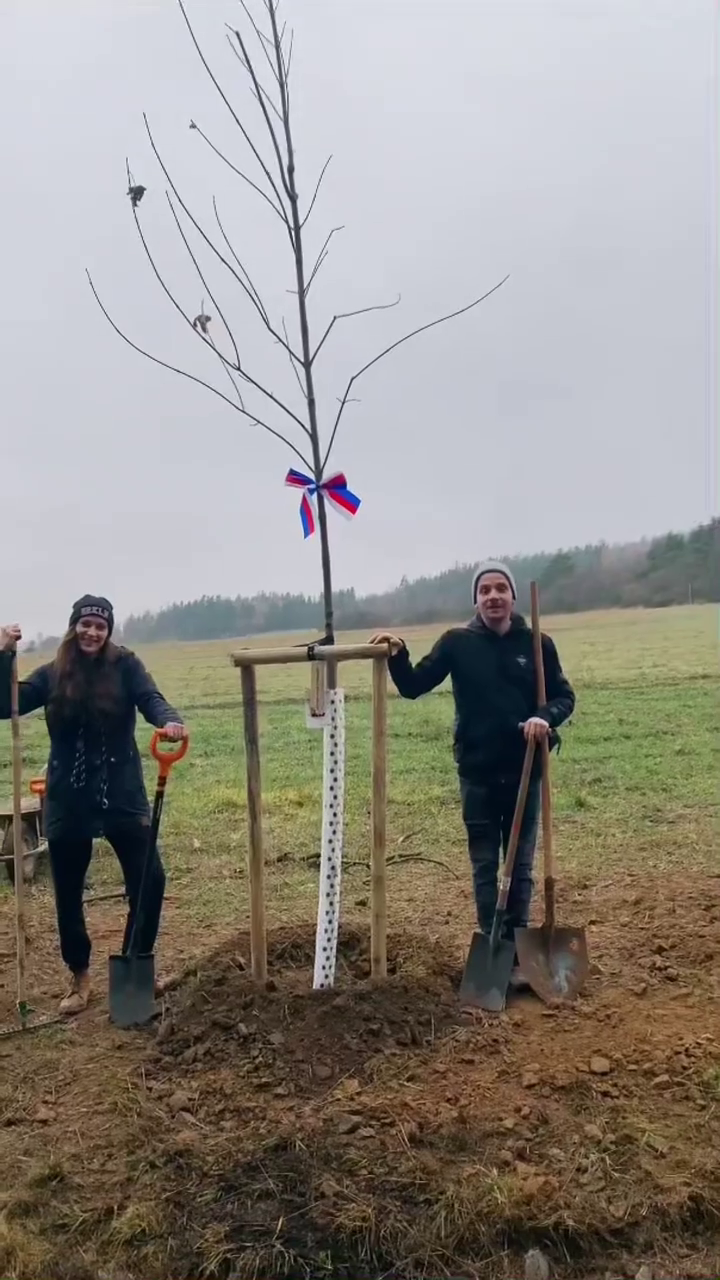 Bára Jánová a Ladislav Ondřej zasadili strom
