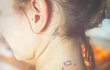 Tetování herečky Báry Jánové: Za uchem Relikvie smrti, nad lopatkou planetka, Boží oko a hormon štěstí
