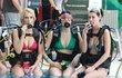 Bára Kolářová, Lilian Sarah Fischerová a Mirka Košťánová (zleva) si včera zkusily, jaké to je potápět se s dýchacími přístroji.