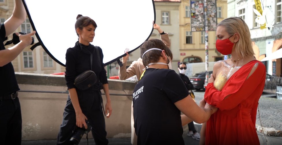 Sexbomba Mottlová se producírovala nahá na Hradě i pod Karlovým mostem!