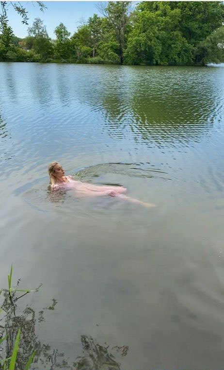 Jako víla se nořila do studeného potoka.