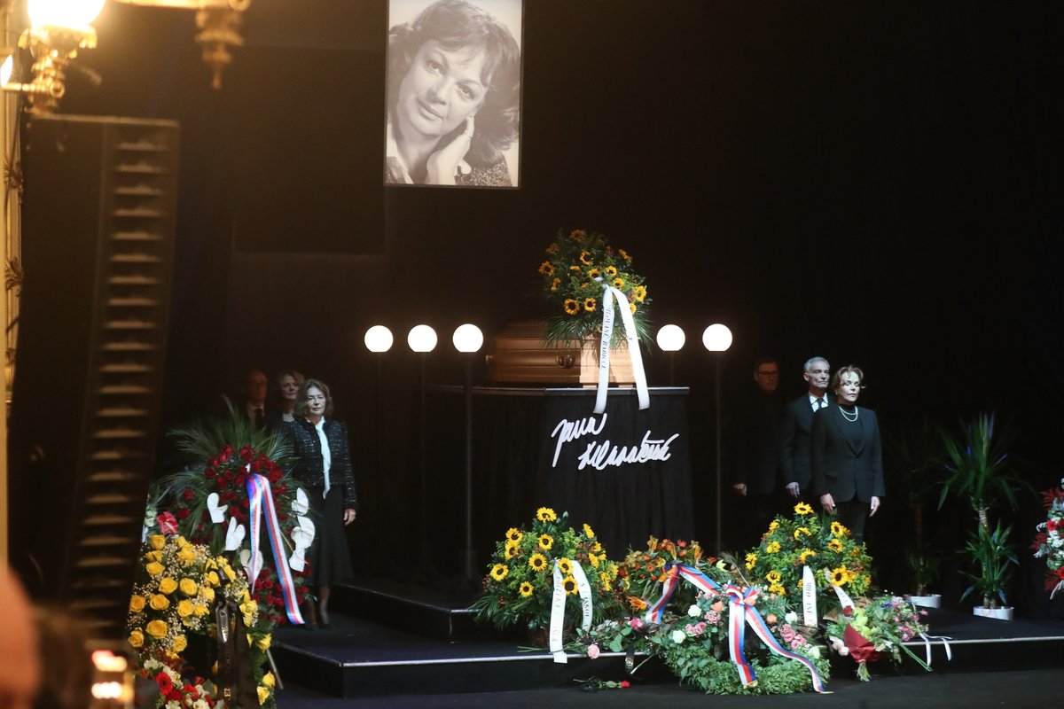 Pohřeb Hlaváčové proběhl v den 5. výročí úmrtí jejího manžela Munzara.