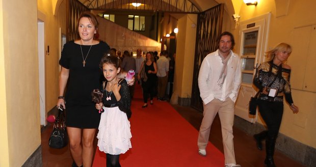 Celá rodinka pohromadě, Bára Munzarová s dcerou Aničkou a partnerem Martinem Trnavským