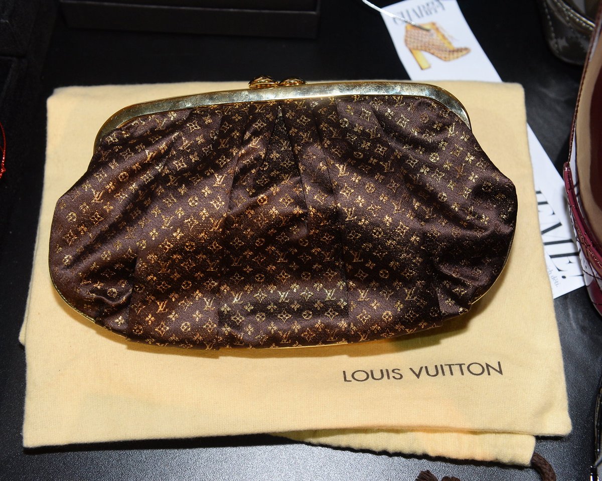 Psaníčko značky Luis Vuitton, které darovala Michaela Bakala.