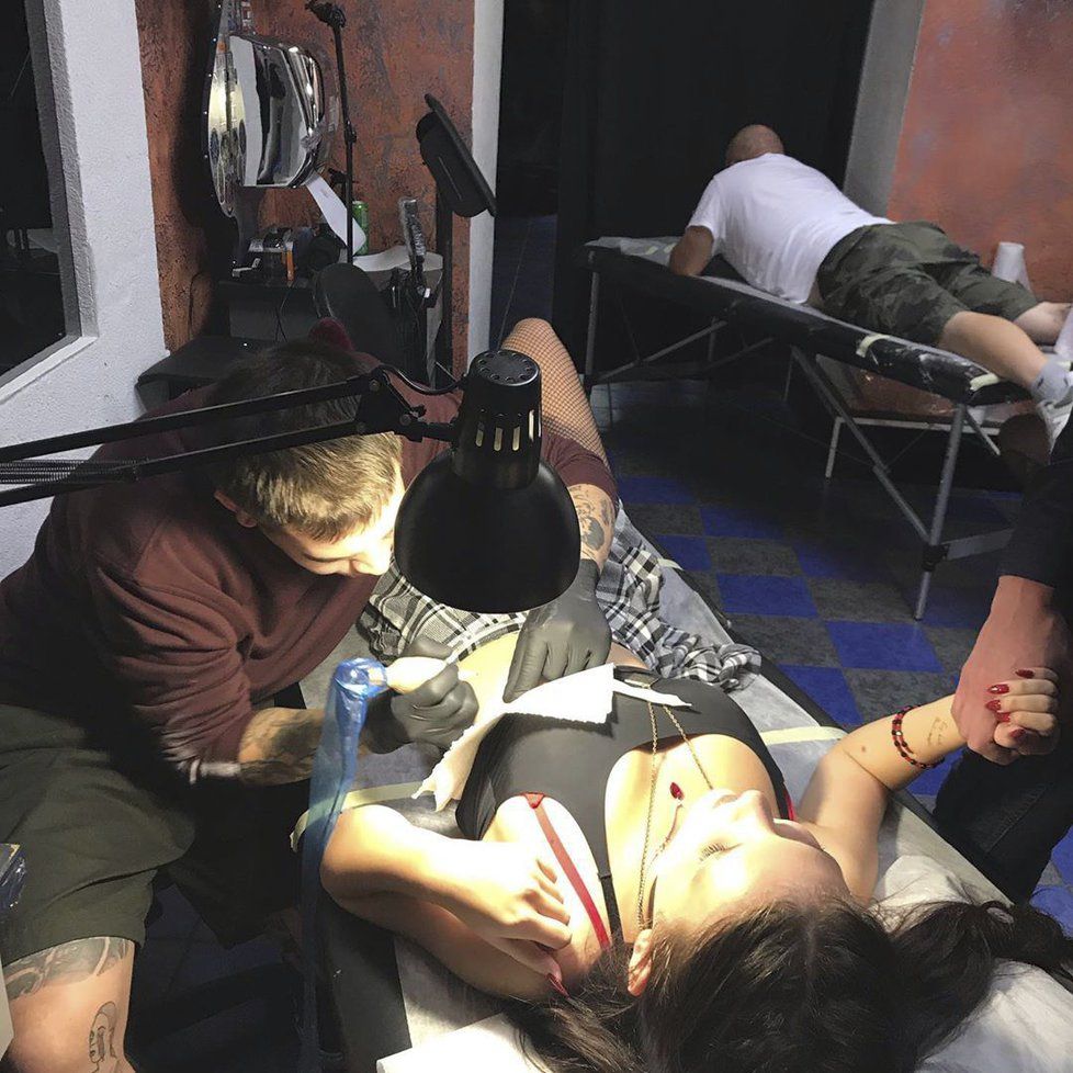 Šestnáctiletá dcerka Báry Nesvadbová Bibi si nechala udělat tetování