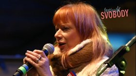 Bára Štěpánová na Václaváku moderovala 17. listopadu část koncertu během Festivalu svobody.