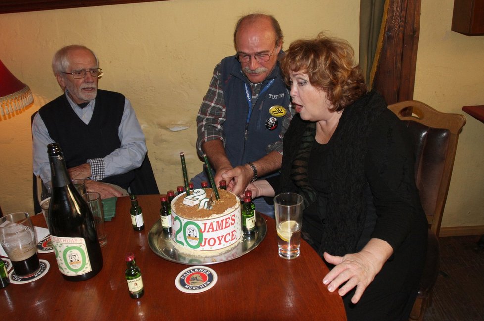 Báry kolegyně Naďa Konvalinková se místo piva vrhla na dort.