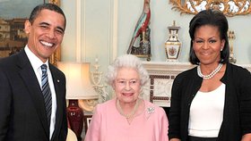 Barack Obama s manželkou na čaji u britské královny Alžběty II.