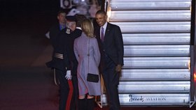 Obama dorazil do Anglie. Na letišti ho přivítal americký velvyslanec v Anglii Matthew Barzun s manželkou.