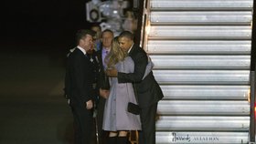 Obama dorazil do Anglie. Na letišti ho přivítal americký velvyslanec v Anglii Matthew Barzun s manželkou.